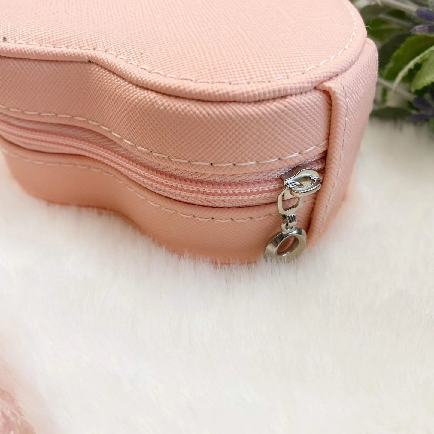 Zip Closure Heart Jewelry Case - Quelle's BoutiQue